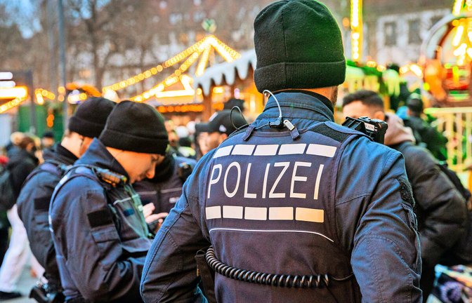 Kontrolle auf dem Stuttgarter Weihnachtsmarkt: Die Polizei kann jetzt genauer hinschauen.Kontrolle auf dem Stuttgarter Weihnachtsmarkt: Die Polizei kann jetzt genauer hinschauen.<span class='image-autor'>Foto: Lichtgut/Julian Rettig</span>