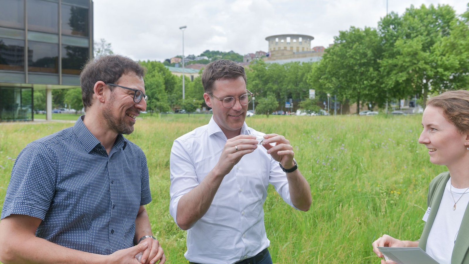 Der Nabu-Landesvorsitzende Johannes Enssle steht mit CDU-Landeschef Manuel Hagel vor einer Wiese am Landtag. Rechts im Bild die Biologin Marina Moser.Foto: LICHTGUT Der Nabu-Landesvorsitzende Johannes Enssle steht mit CDU-Landeschef Manuel Hagel vor einer Wiese am Landtag. Rechts im Bild die Biologin Marina Moser.Foto: LICHTGUT