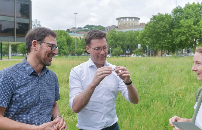 Der Nabu-Landesvorsitzende Johannes Enssle steht mit CDU-Landeschef Manuel Hagel vor einer Wiese am Landtag. Rechts im Bild die Biologin Marina Moser.<span class='image-autor'>Foto: LICHTGUT</span>