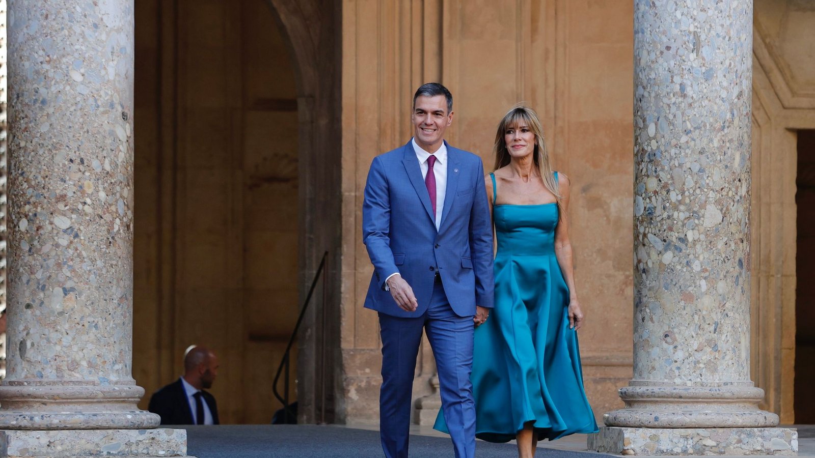 Spaniens Regierungschef Pedro Sanchez zusammen mit seiner Ehefrau Begona Gomez beim Gipfeltreffen der Europäischen Politischen Gemeinschaft in der Alhambra in Granada.Foto: Álex Cámara/EUROPA PRESS/dpa