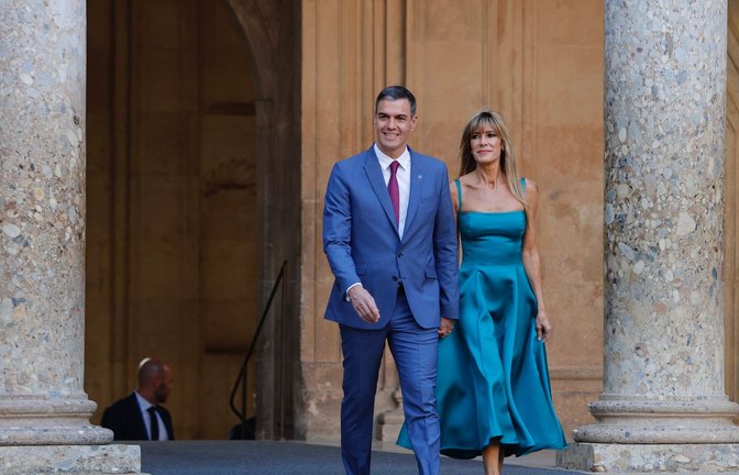 Spaniens Regierungschef Pedro Sanchez zusammen mit seiner Ehefrau Begona Gomez beim Gipfeltreffen der Europäischen Politischen Gemeinschaft in der Alhambra in Granada.<span class='image-autor'>Foto: Álex Cámara/EUROPA PRESS/dpa</span>