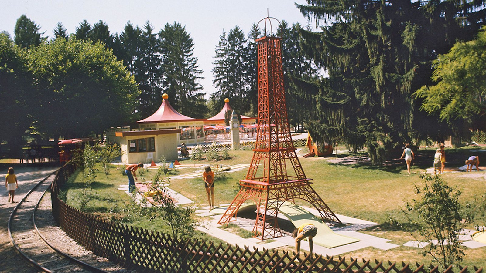 Und wer es erkunden, wollte bestieg eine Westernbahn, die noch heute als Panorama-Bahn durch den Park rattert.Foto: Europa-Park Und wer es erkunden, wollte bestieg eine Westernbahn, die noch heute als Panorama-Bahn durch den Park rattert.Foto: Europa-Park