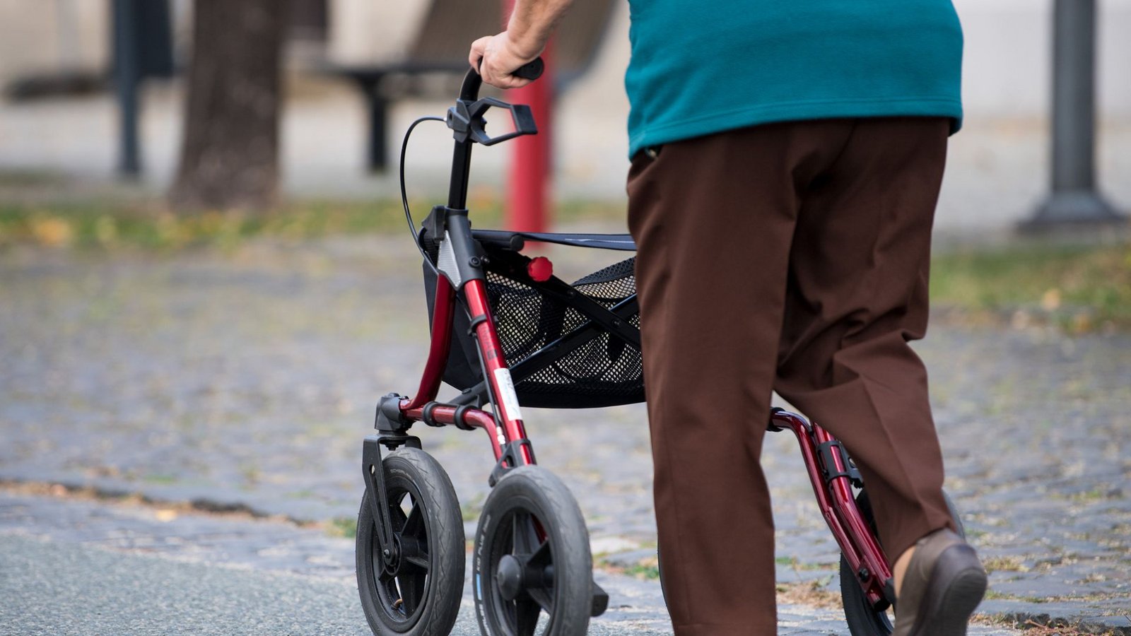 Die Seniorin stürzte zu Boden. (Symbolbild)Foto: dpa/Monika Skolimowska