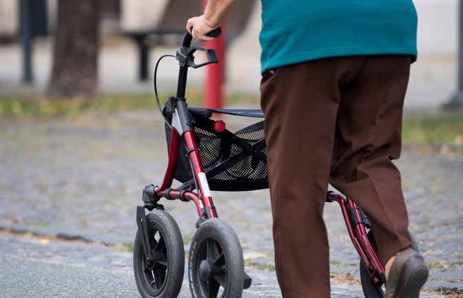 Die Seniorin stürzte zu Boden. (Symbolbild)<span class='image-autor'>Foto: dpa/Monika Skolimowska</span>