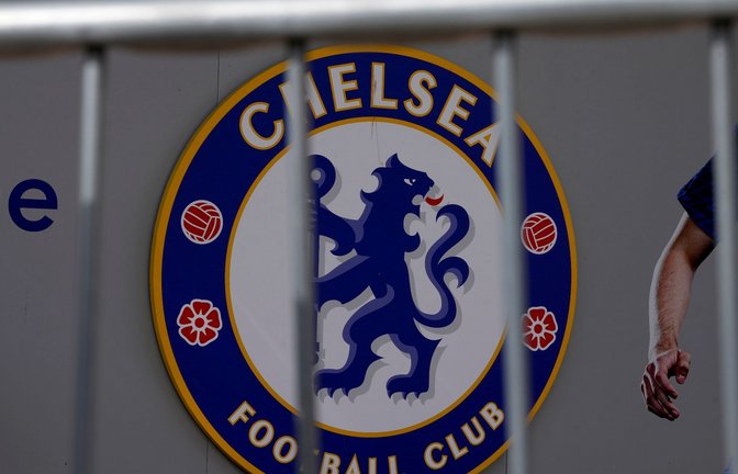 Das Logo des FC Chelsea ist hinter einer Absperrung am Eingang des Londoner Stadions Stamford Bridge zu sehen. Der Verein hat laut Medienberichten neue Besitzer.<span class='image-autor'>Foto: Matt Dunham/AP/dpa</span>