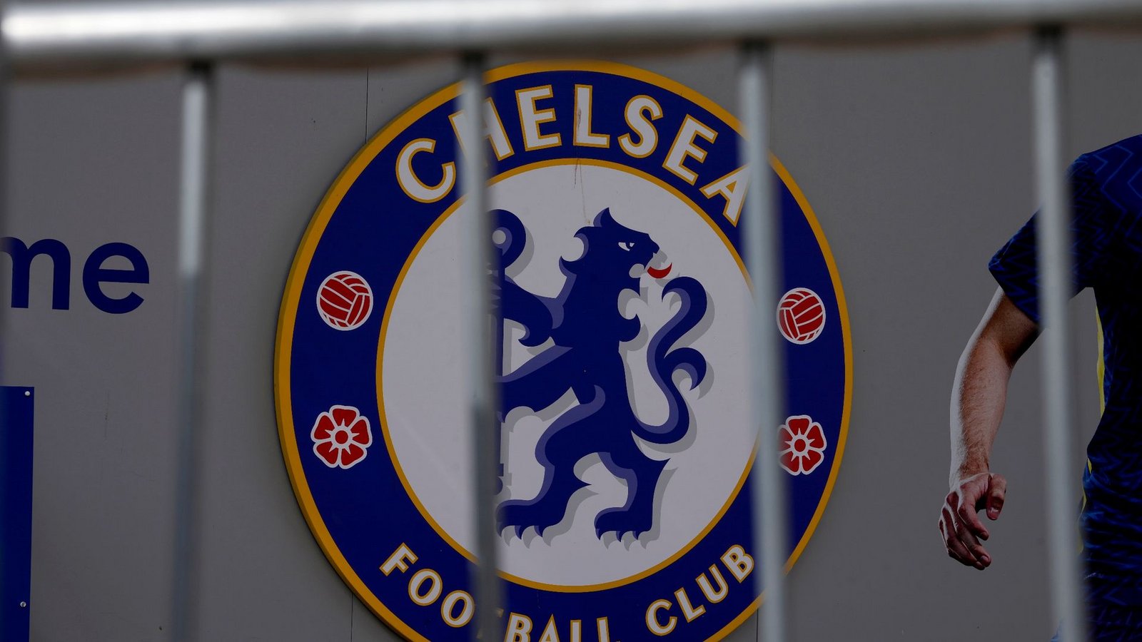 Das Logo des FC Chelsea ist hinter einer Absperrung am Eingang des Londoner Stadions Stamford Bridge zu sehen. Der Verein hat laut Medienberichten neue Besitzer.Foto: Matt Dunham/AP/dpa