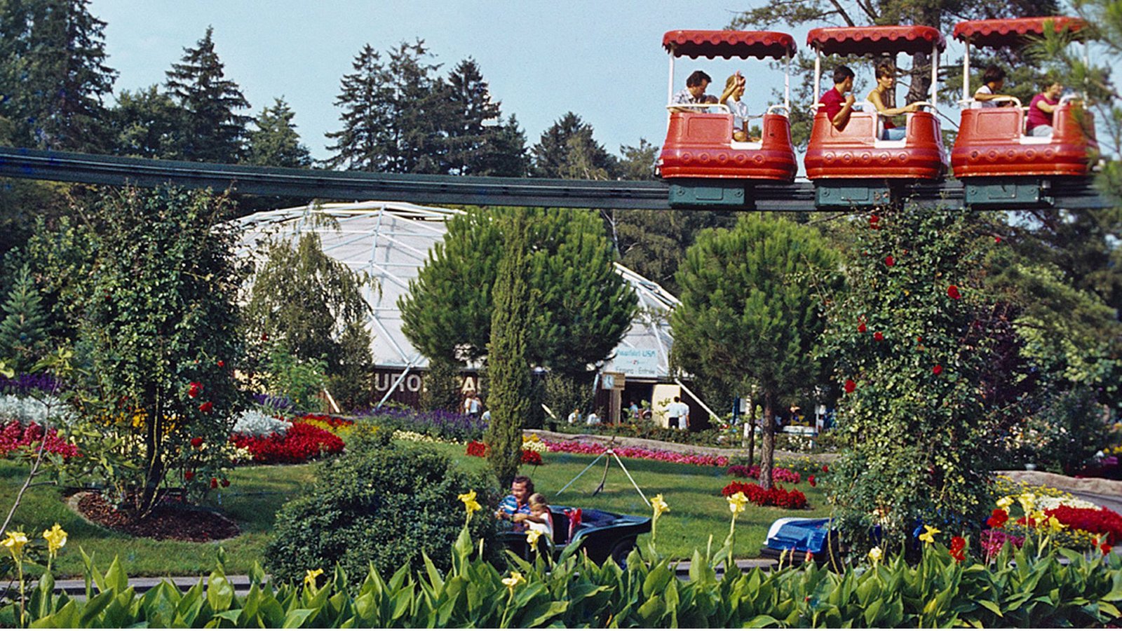 Wie damals zuckelt auch heute noch eine Einschienenbahn über das Gelände.Foto: Europa-Park Wie damals zuckelt auch heute noch eine Einschienenbahn über das Gelände.Foto: Europa-Park