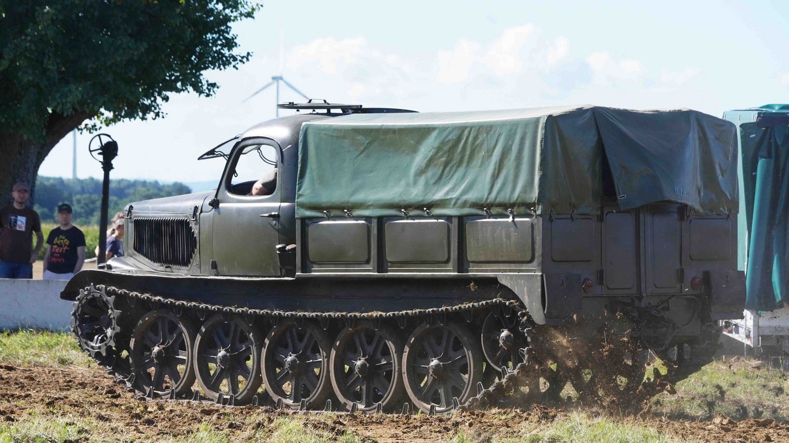 ... spezialisiert. Eugen Kiemele handelte nach dem Zweiten Weltkrieg mit ausrangierten Militärwagen.Foto: Andreas Rosar Fotoagentur-Stuttgart ... spezialisiert. Eugen Kiemele handelte nach dem Zweiten Weltkrieg mit ausrangierten Militärwagen.Foto: Andreas Rosar Fotoagentur-Stuttgart