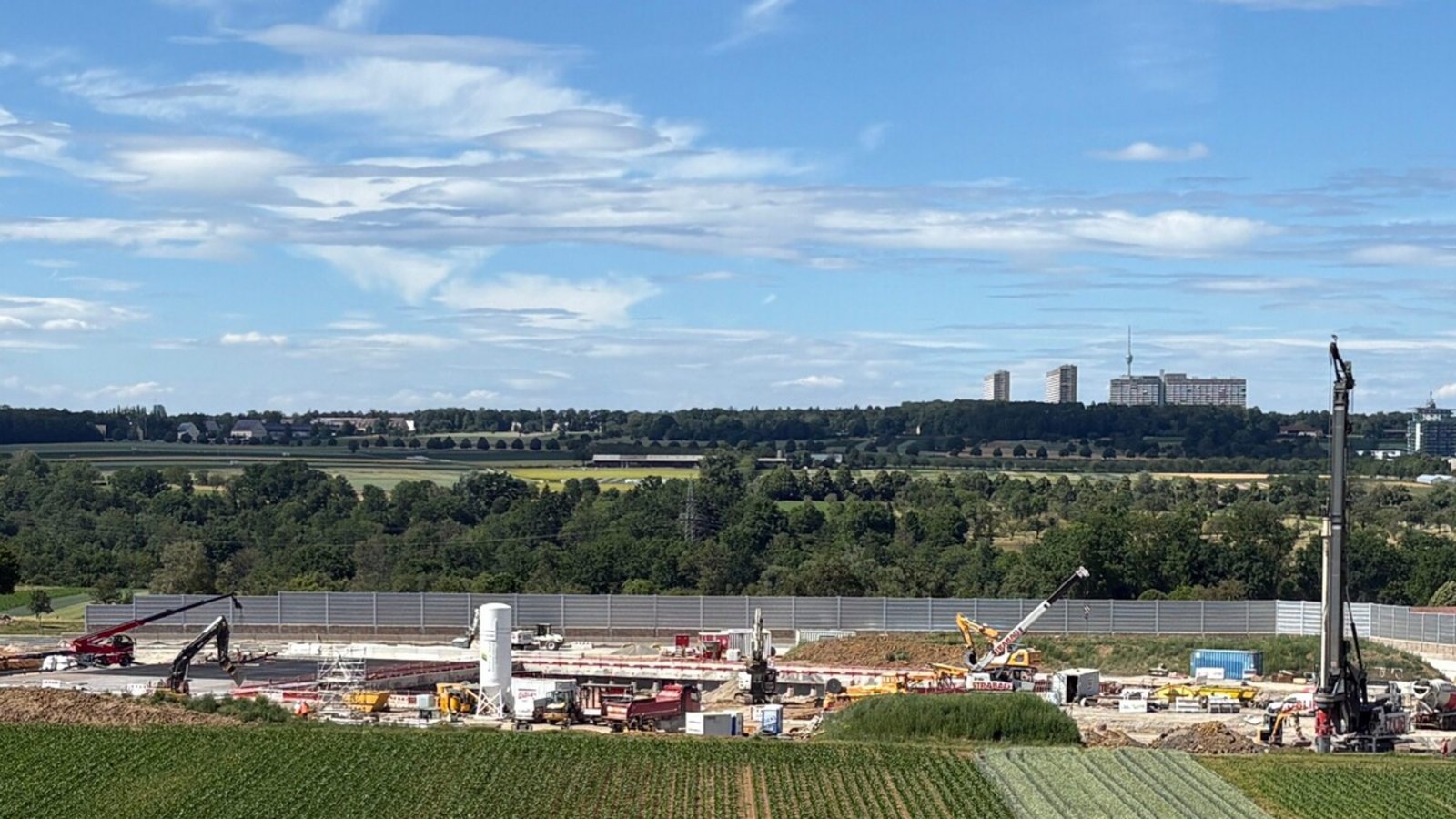 Auf den Feldern bei Stuttgart-Plieningen hebt die Deutsche Bahn eine Baugrube aus, von der aus der Pfaffensteigtunnel Richtung Böblingen gebaut werden soll.Foto: C. Milankovic Auf den Feldern bei Stuttgart-Plieningen hebt die Deutsche Bahn eine Baugrube aus, von der aus der Pfaffensteigtunnel Richtung Böblingen gebaut werden soll.Foto: C. Milankovic