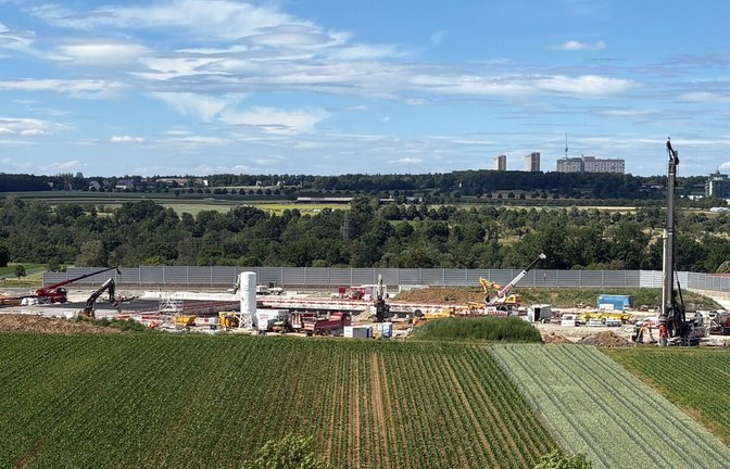 Auf den Feldern bei Stuttgart-Plieningen hebt die Deutsche Bahn eine Baugrube aus, von der aus der Pfaffensteigtunnel Richtung Böblingen gebaut werden soll.<span class='image-autor'>Foto: C. Milankovic</span>