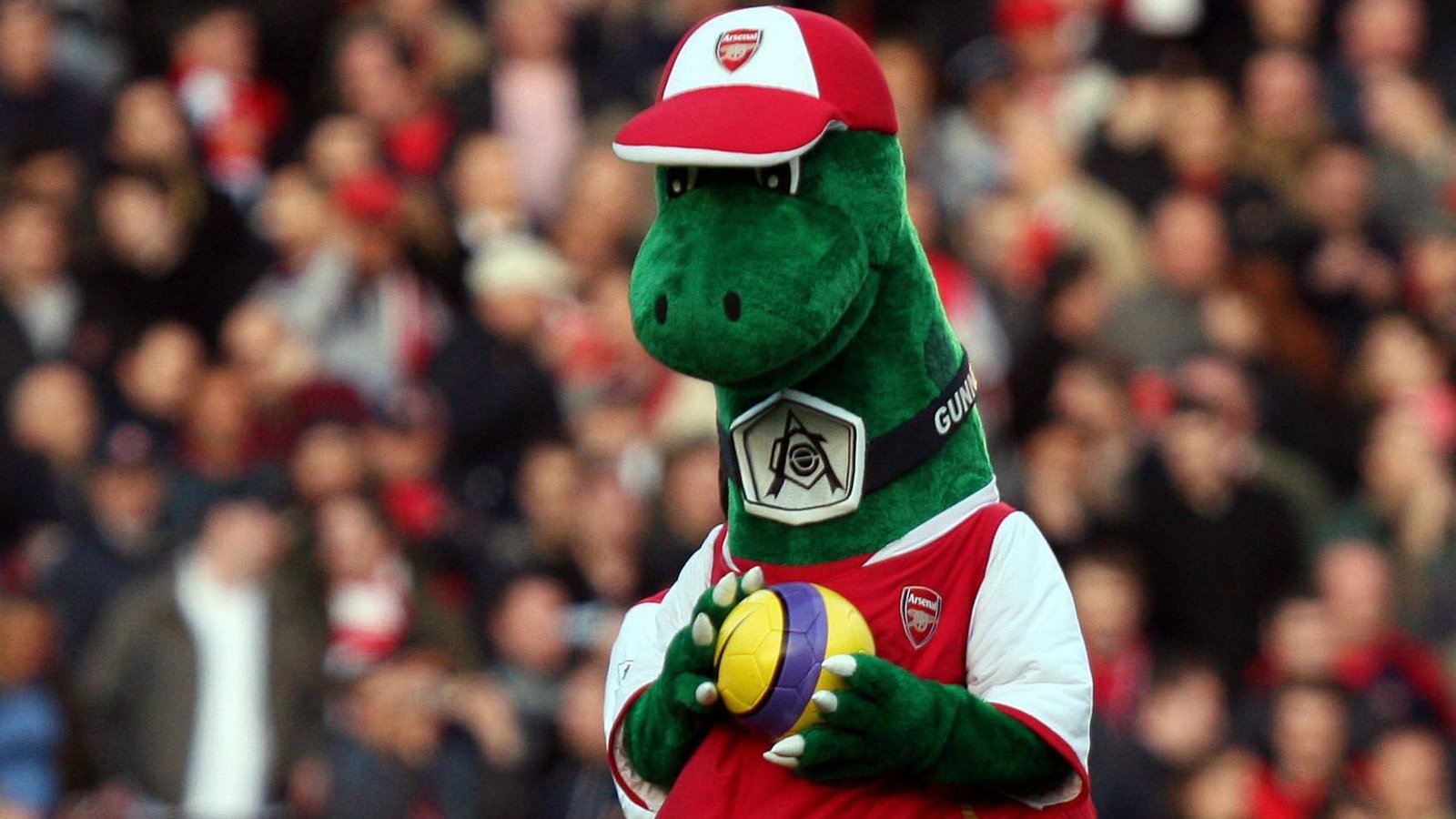 Der Dino Gunnasaurus genießt bis heute Kultstatus bei den Fans von Arsenal. Seinen letzten Auftritt hatte er 2020. Das Maskottchen fiel Sparmaßnahmen während der Corona-Pandemie zum Opfer.Foto: Imago Der Dino Gunnasaurus genießt bis heute Kultstatus bei den Fans von Arsenal. Seinen letzten Auftritt hatte er 2020. Das Maskottchen fiel Sparmaßnahmen während der Corona-Pandemie zum Opfer.Foto: Imago