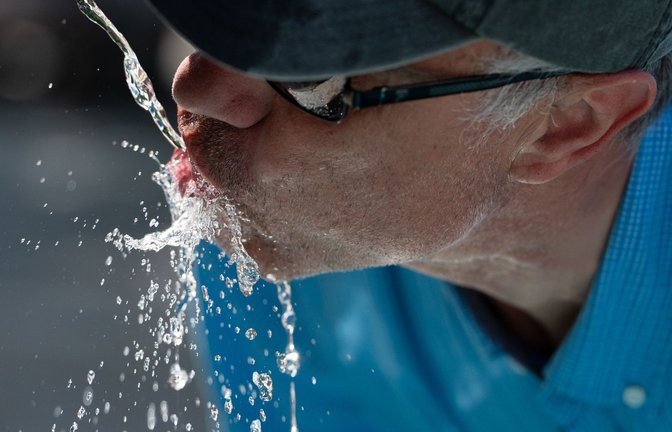 Genug zu trinken, ist an heißen Tagen ein Muss. Was hilft sonst?<span class='image-autor'>Foto: Markus Lenhardt/dpa/Markus Lenhardt</span>