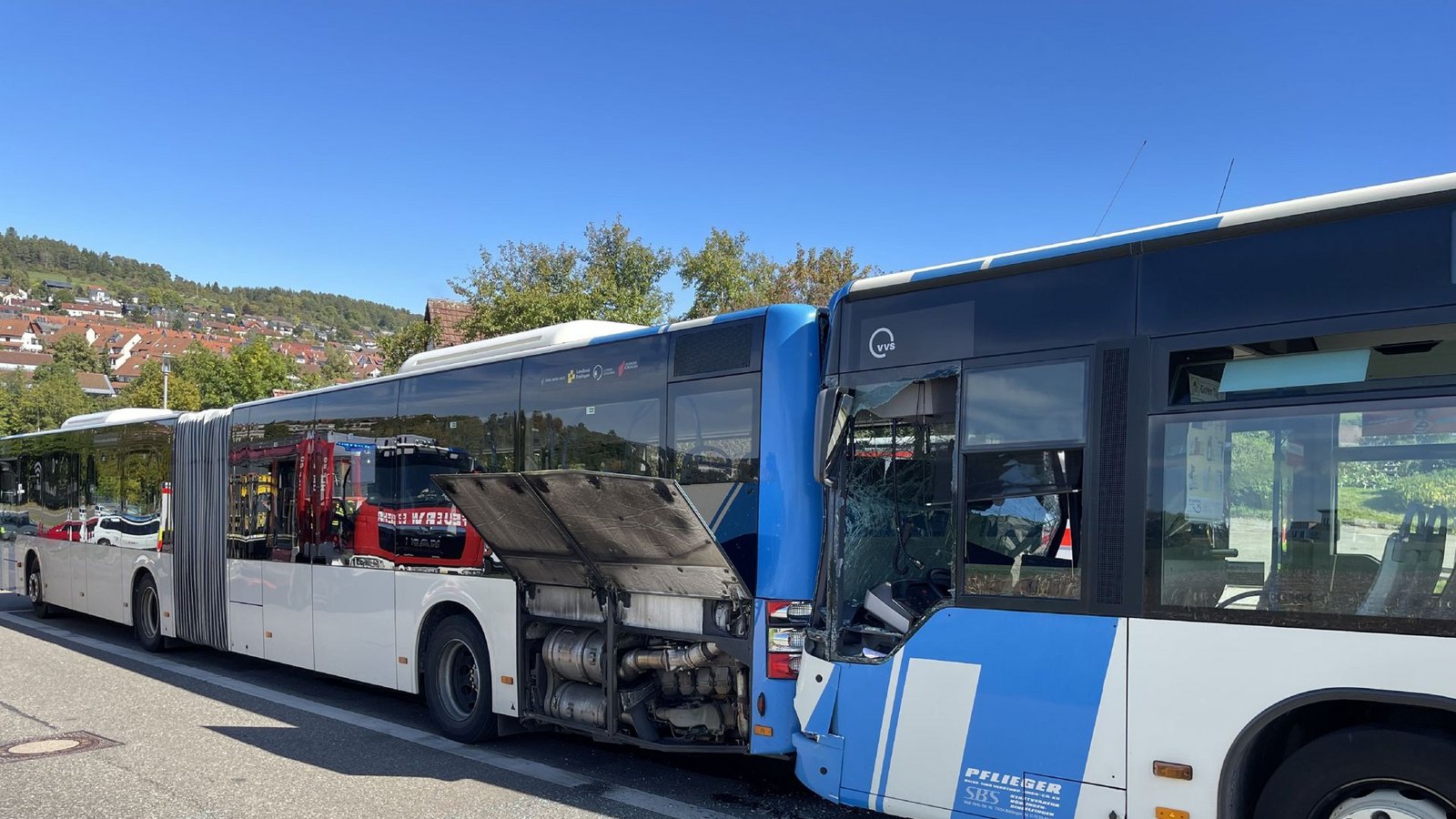 Bei dem Unfall wurden drei Kinder und der Busfahrer leicht verletzt.Foto: SDMG/SDMG / Schulz