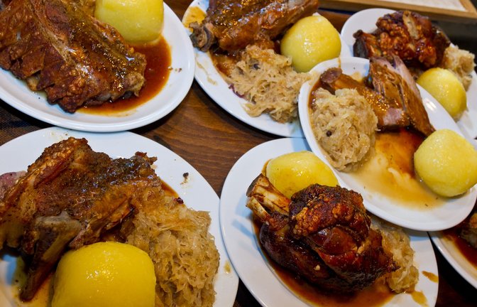 Auch bei Schweinshaxen gilt: es kommt auf die Dosis an.<span class='image-autor'>Foto: dpa/Daniel Karmann</span>