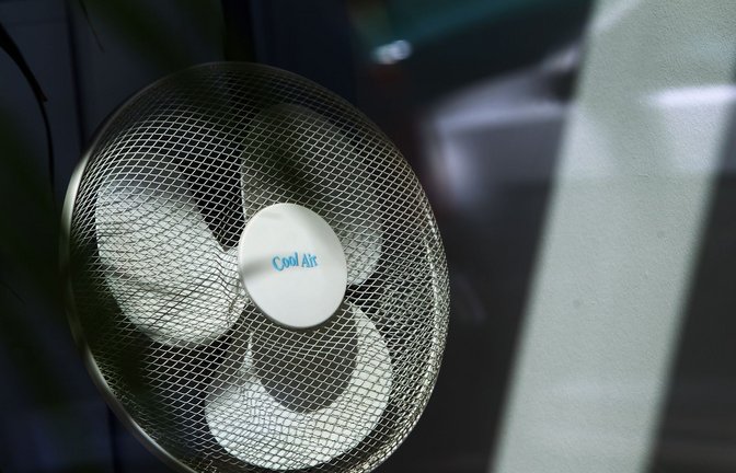 Irgendwann hilft auch ein Ventilator nicht mehr – sollten Arbeitnehmer bei sehr hohen Temperaturen arbeitsfrei bekommen? (Symbolbild)<span class='image-autor'>Foto: Karl-Josef Hildenbrand/dpa/dpa-t/Karl-Josef Hildenbrand</span>