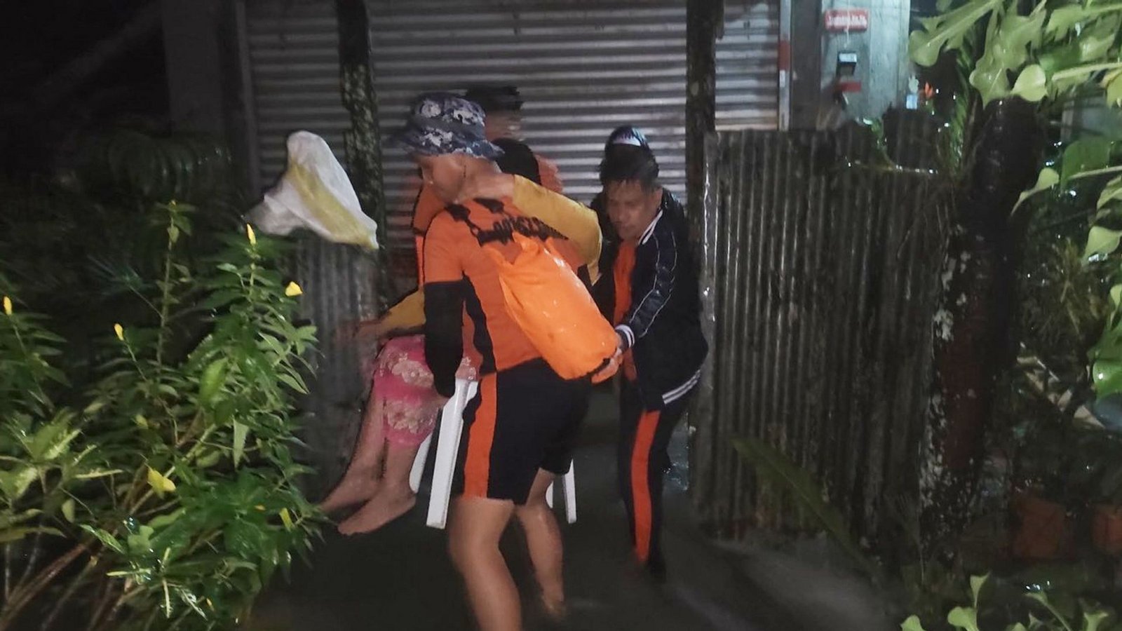 Tausende Menschen mussten aus ihren Häusern evakuiert werden.Foto: Uncredited/Philippine Coast Guard/AP/dpa