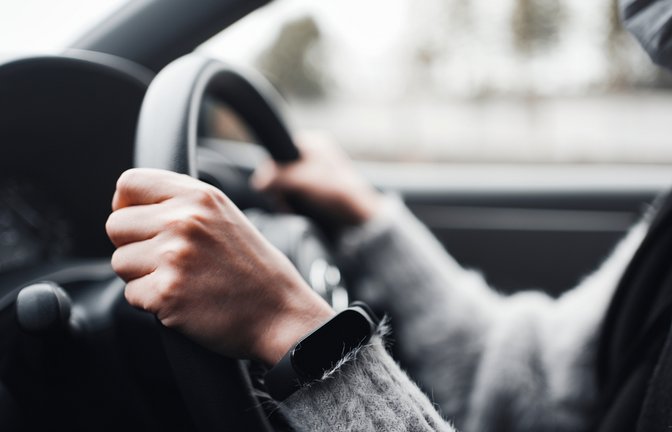 Bei der Fahrschulfrage 1.1.01-103 geht es um die Gründe, warum man nicht unnötig langsam fahren darf. Die richtigen Antworten finden Sie hier.<span class='image-autor'>Foto: beeboys / Shutterstock.com</span>