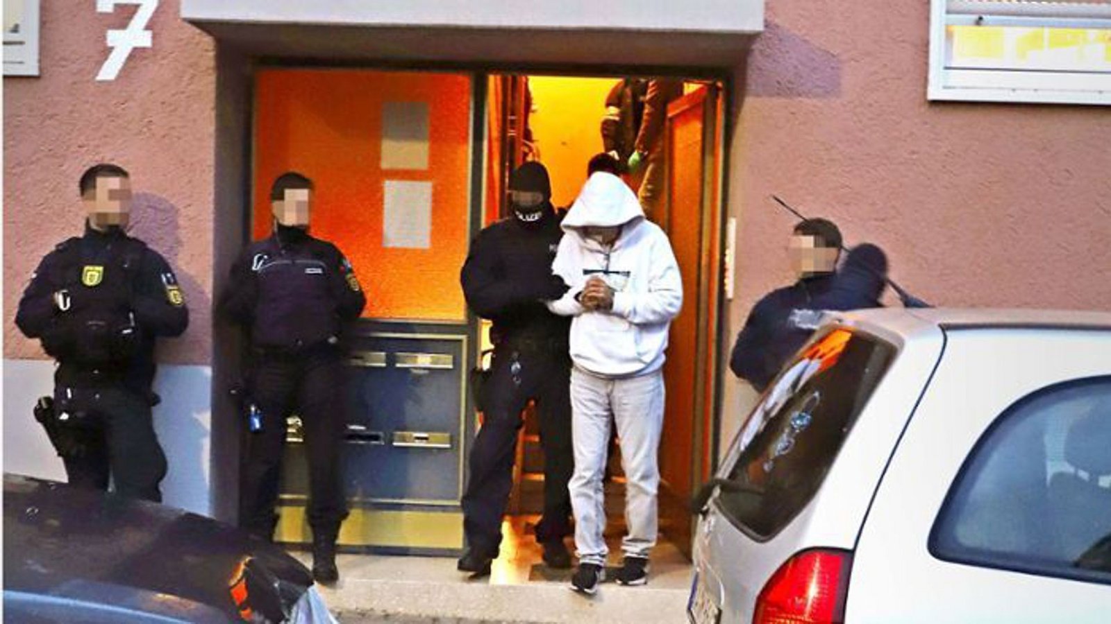 Bundespolizisten führen Marco van H. aus einem Haus in Pfinztal bei Karlsruhe. Zuvor hatten Polizisten des Spezialeinsatzkommandos Baden-Württemberg den heute 51-jährigen am 7. Dezmeber 2022 festgenommen.Foto: Bundespolizisten führen Marco van H. aus einem Haus in Pfinztal bei Karlsruhe. Zuvor hatten Polizisten des Spezialeinsatzkommandos Baden-Württemberg den heute 51-jährigen am 7. Dezmeber 2022 festgenommen.Foto: 