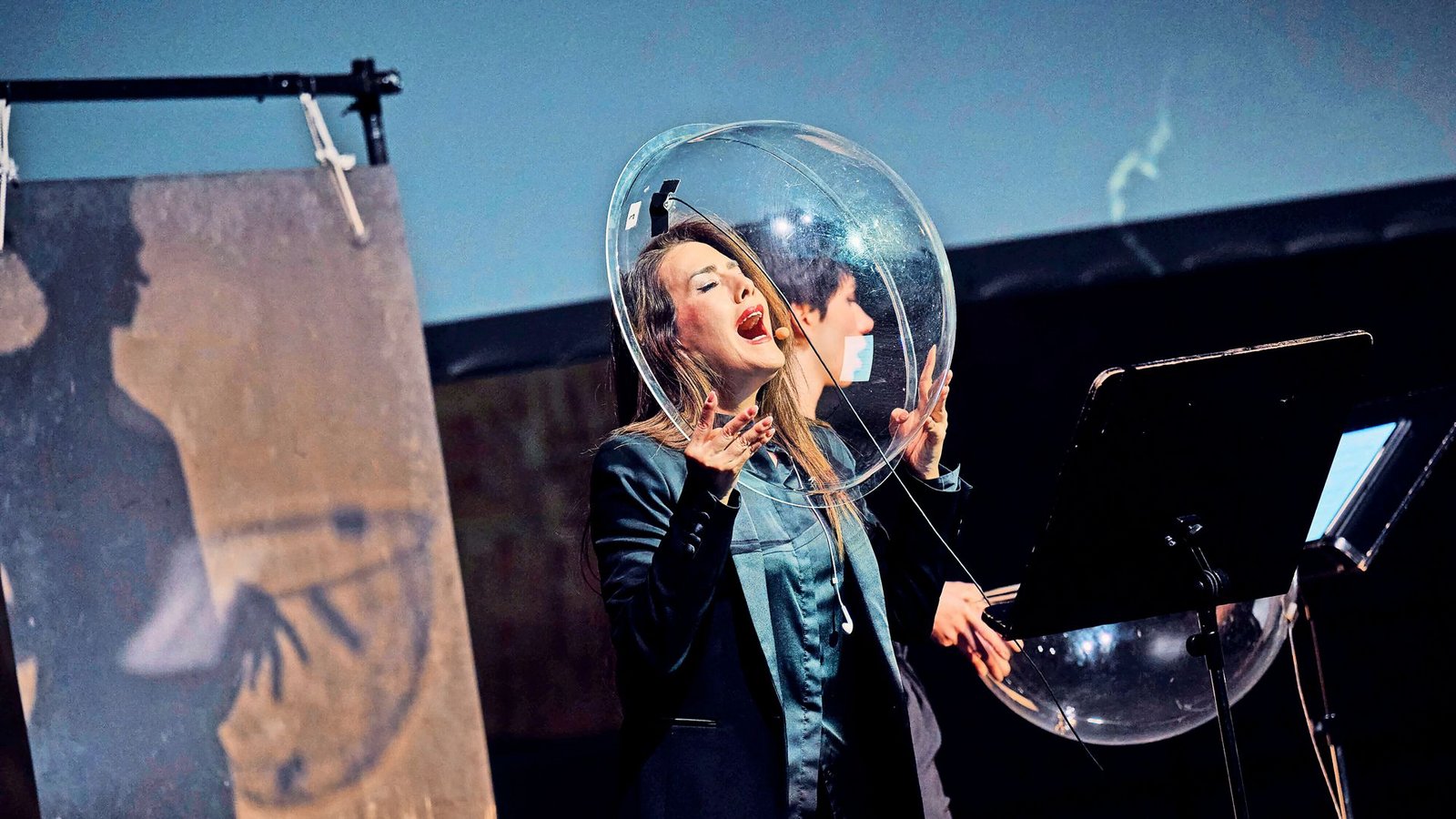 Singen hinter Plastikschüsseln: Die Neuen Vocalsolisten präsentieren  „SCREAdoM“ bei den „Balkan Affairs“.Foto: Martin Sigmund