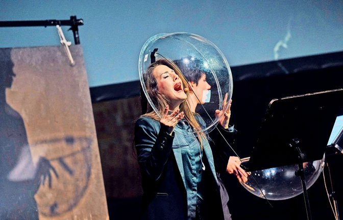 Singen hinter Plastikschüsseln: Die Neuen Vocalsolisten präsentieren  „SCREAdoM“ bei den „Balkan Affairs“.<span class='image-autor'>Foto: Martin Sigmund</span>