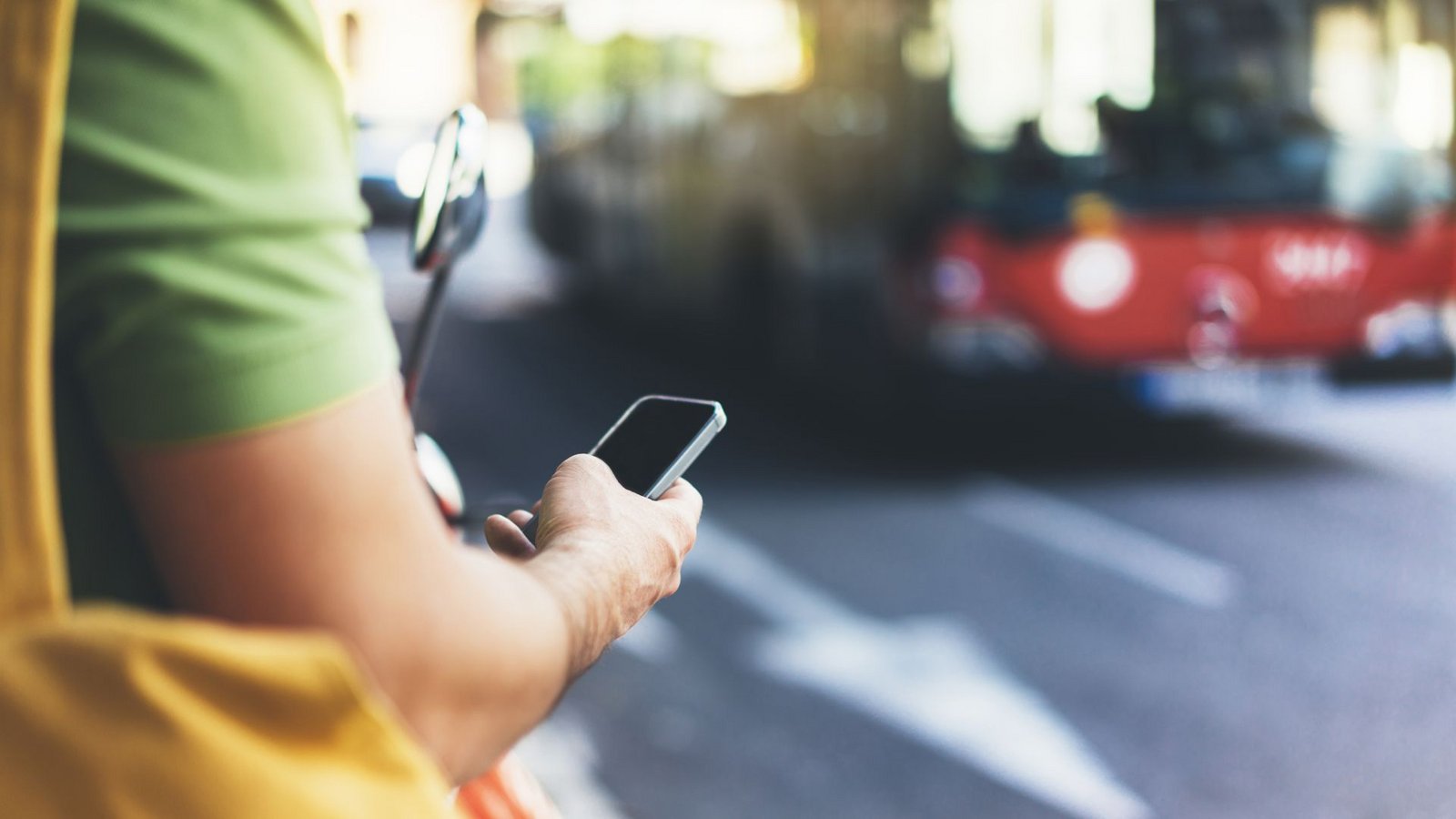 Der typische Griff an der Haltestelle geht zum Handy.Foto: stock.adobe.com/
Maria_Savenko