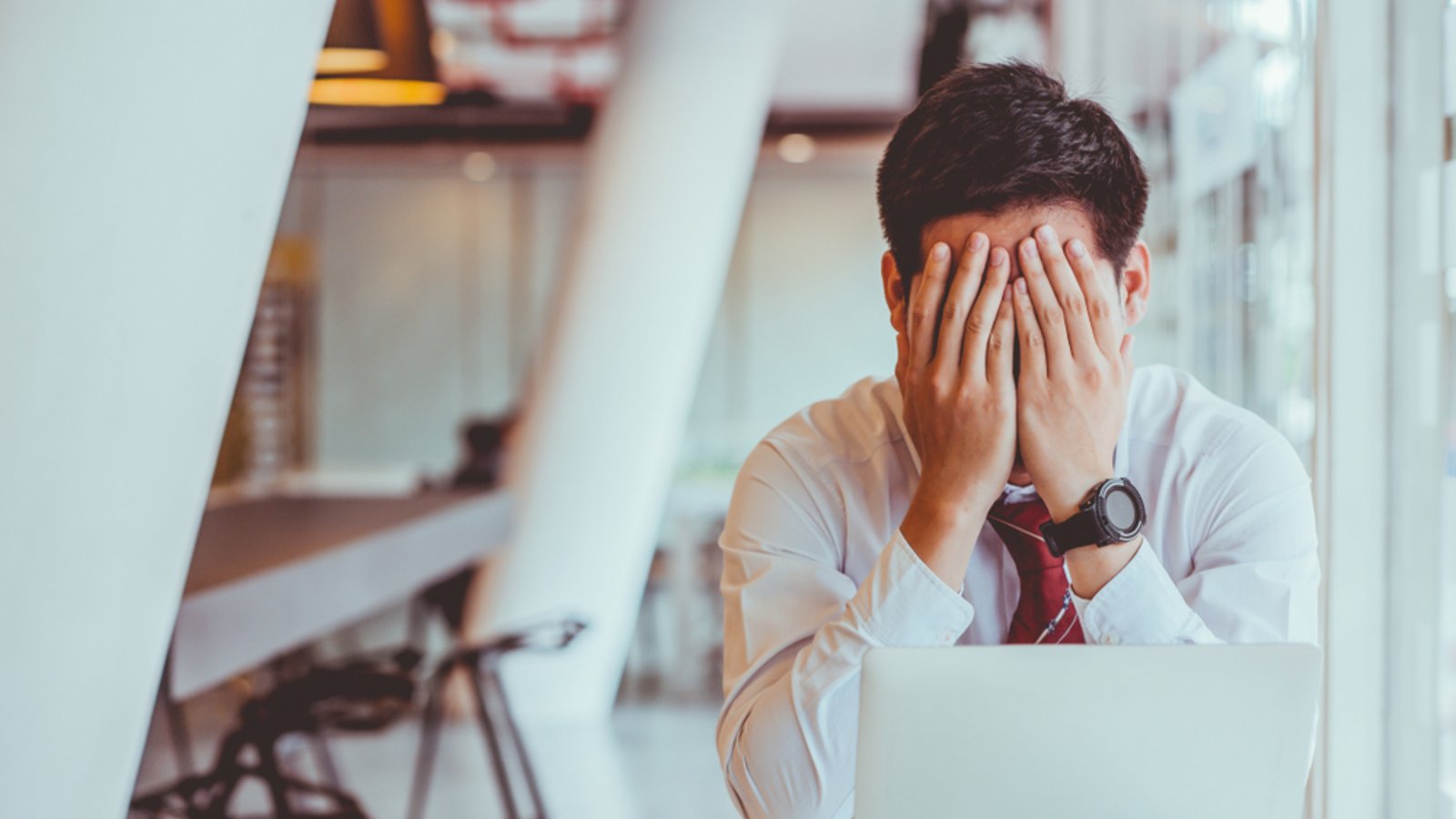 Mobbing ist kein Jugendproblem. Über 19 Millionen Erwachsene in Deutschland waren laut neuer Studie betroffen. Warum gemobbt wird und wie man sich schützen kann.Foto: Dokurose / Shutterstock.com