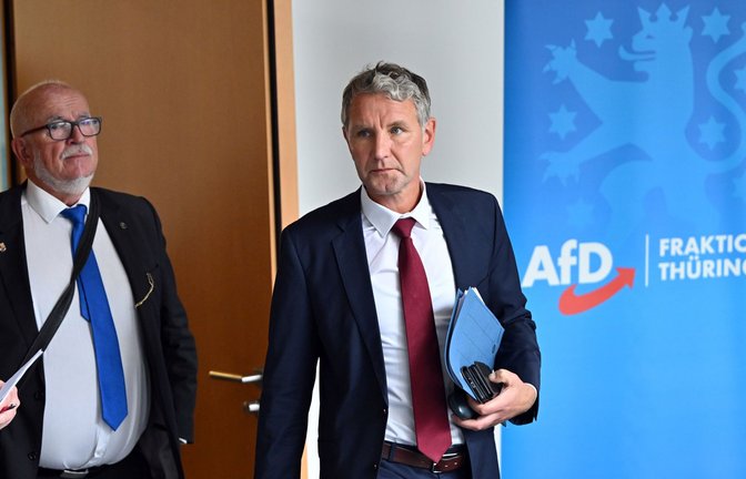 AfD-Landeschef Björn Höcke (r.) und der AfD-Abgeordnete Jürgen Treutler, der als Alterspräsident die erste Sitzung des Landtags leitete.<span class='image-autor'>Foto: dpa/Martin Schutt</span>