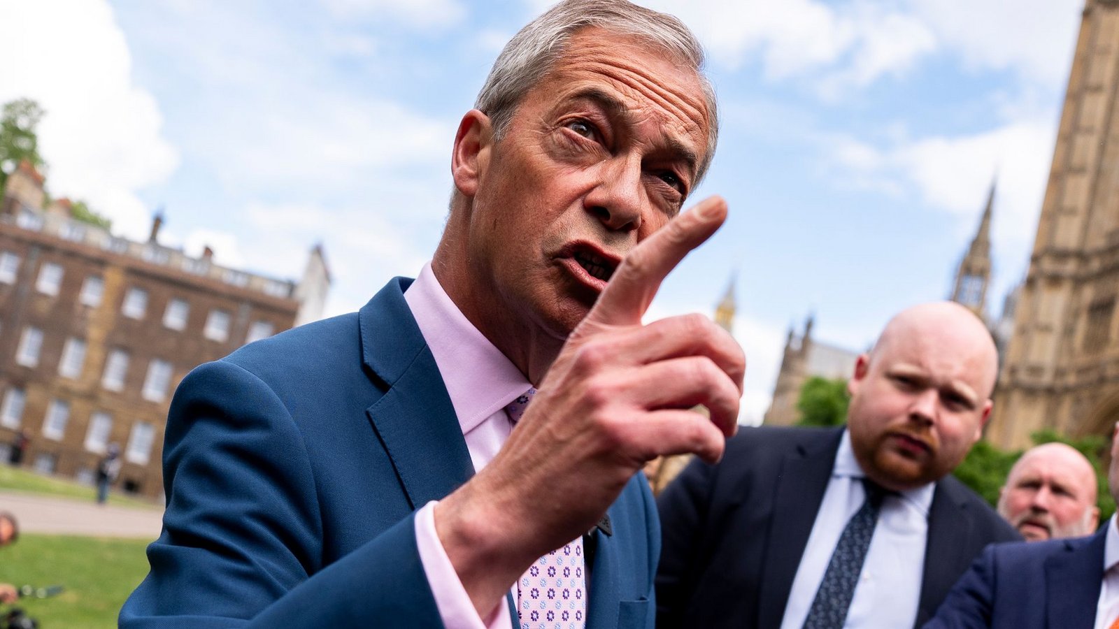 Nigel Farage kritisiert die Regierung seit Jahren - und will selbst Premier werden. (Archivbild)Foto: Jordan Pettitt/PA Wire/dpa