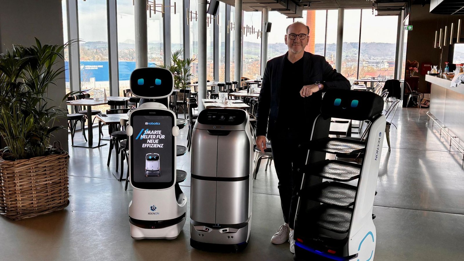 Ein Robbi für jede Lebenslage: Thermohauser-Chef Frank Lutz mit drei seiner TopkräfteFoto: Susanne Hamann Ein Robbi für jede Lebenslage: Thermohauser-Chef Frank Lutz mit drei seiner TopkräfteFoto: Susanne Hamann