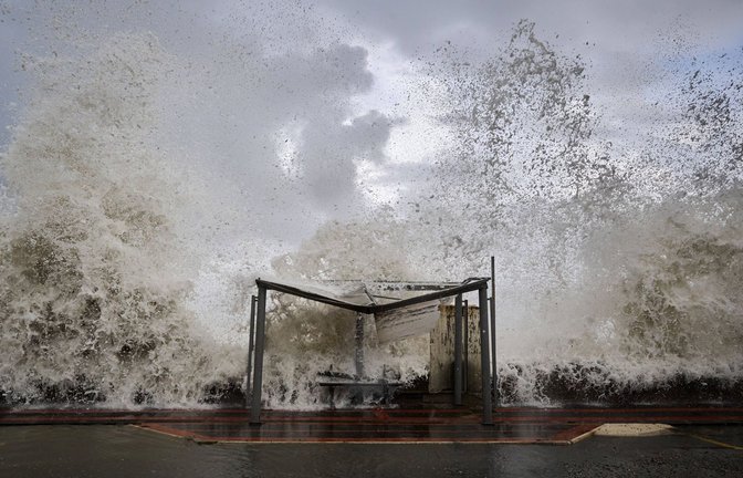 Sturmmflut an der süditalienischen Küste: Der menschengemachte Meeresspiegelanstieg ist heute der wichtigste Grund für die Zunahme solcher Extremereignisse.<span class='image-autor'>Foto: Imago/NurPhoto</span>