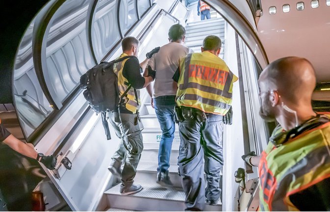 Kehrseite der Migration: Abschiebung per Flugzeug.<span class='image-autor'>Foto: picture alliance/dpa/Michael Kappeler</span>