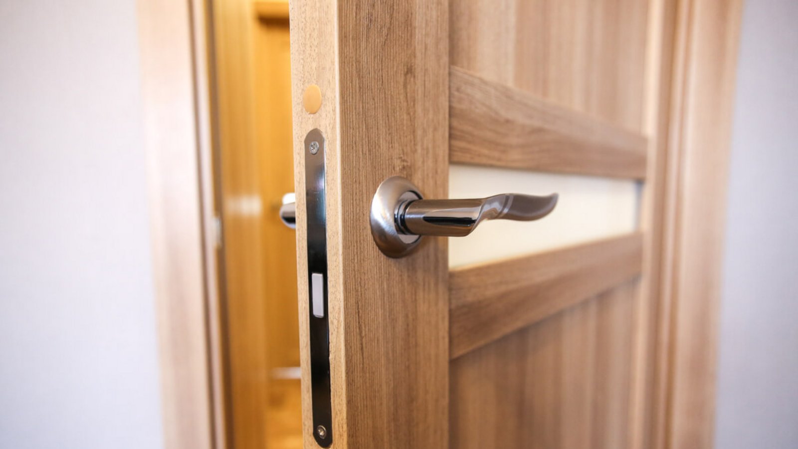 Wenn Türen von alleine aufgehen, kann das Problem meist schnell und einfach gelöst werden. Folgende Dinge können helfen.Foto: Tventin / Shutterstock.com Wenn Türen von alleine aufgehen, kann das Problem meist schnell und einfach gelöst werden. Folgende Dinge können helfen.Foto: Tventin / Shutterstock.com