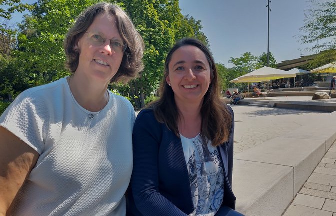 Tanja Leinweber (l.)  und Angela Schur halten die Windkraft-Gegner für Scheinriesen.<span class='image-autor'>Foto: Judith A. Sägesser</span>