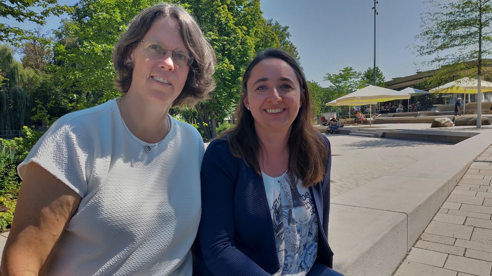 Tanja Leinweber (l.)  und Angela Schur halten die Windkraft-Gegner für Scheinriesen.Foto: Judith A. Sägesser