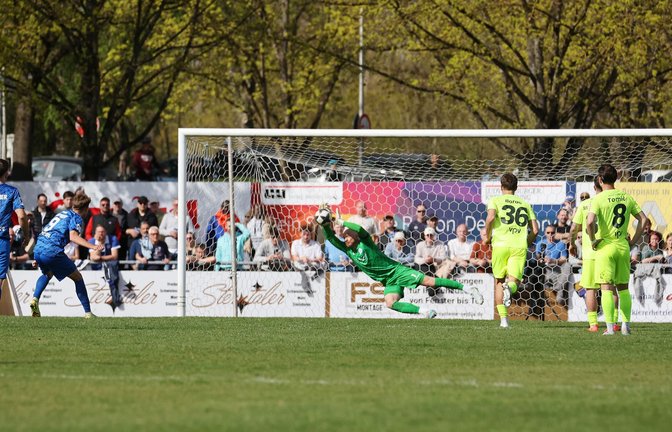 Kickers-Keeper Felix Dornebusch hält den Elfmeter von Nicklas Shipnoski – es bleib beim 2:1 für den SGV Freiberg.<span class='image-autor'>Foto: Baumann/Julia Rahn</span>