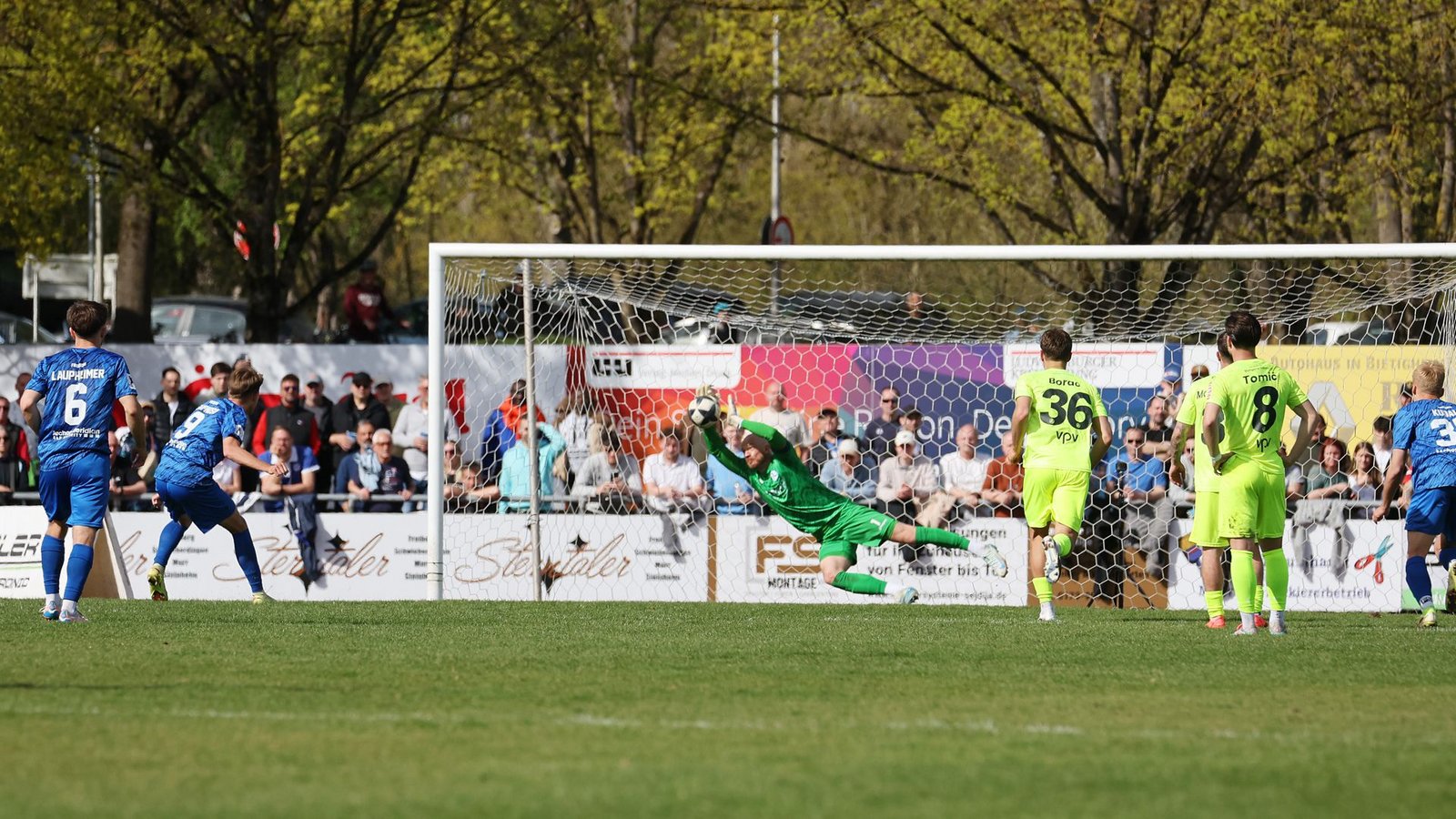 Kickers-Keeper Felix Dornebusch hält den Elfmeter von Nicklas Shipnoski – es bleib beim 2:1 für den SGV Freiberg.Foto: Baumann/Julia Rahn Kickers-Keeper Felix Dornebusch hält den Elfmeter von Nicklas Shipnoski – es bleib beim 2:1 für den SGV Freiberg.Foto: Baumann/Julia Rahn