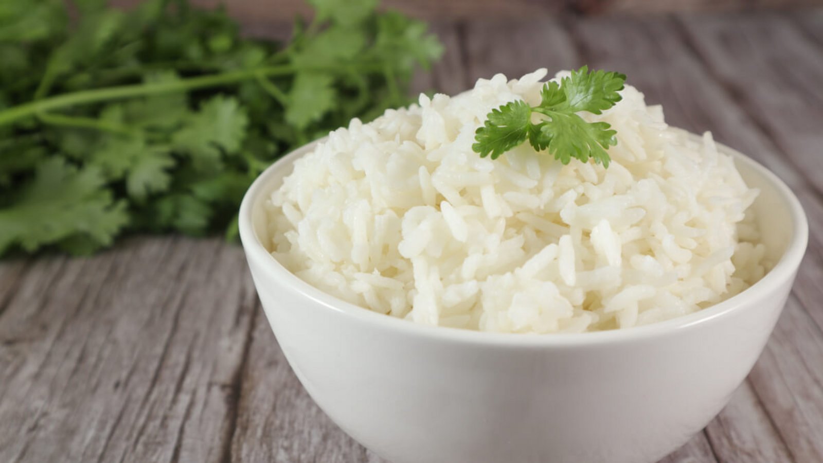 In diesem Artikel zeigen wir Ihnen, wie Sie Reis in der Mikrowelle kochen können. (Anleitung in 4 einfachen Schritten)Foto: Tawatchai Plontip / Shutterstock.com
