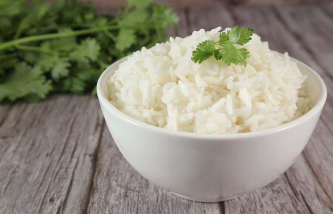 In diesem Artikel zeigen wir Ihnen, wie Sie Reis in der Mikrowelle kochen können. (Anleitung in 4 einfachen Schritten)<span class='image-autor'>Foto: Tawatchai Plontip / Shutterstock.com</span>