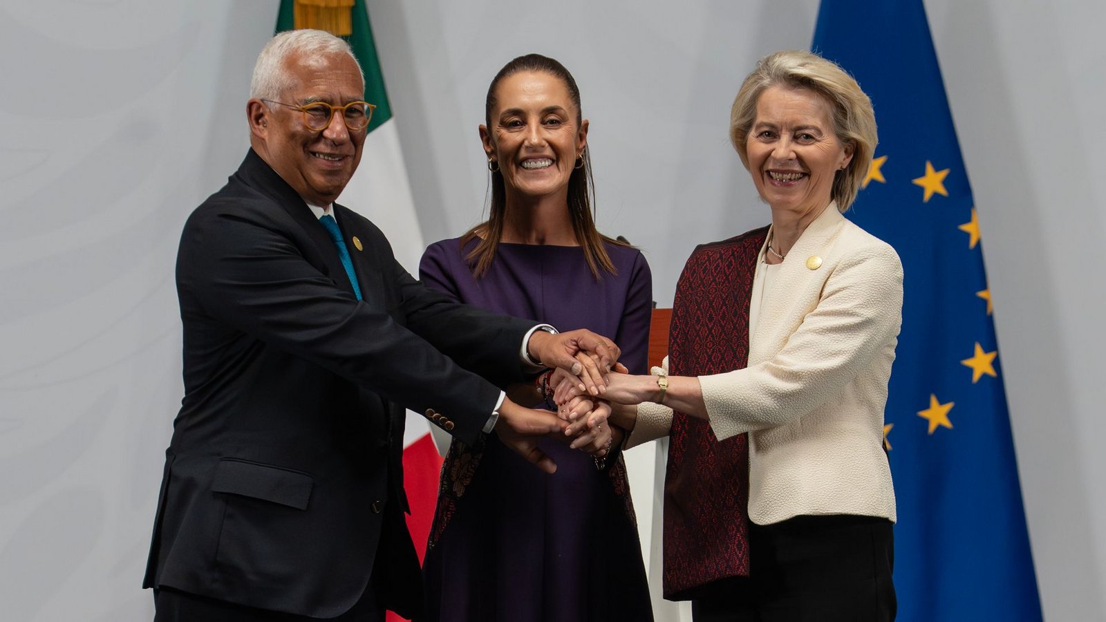 Claudia Sheinbaum (M), Präsidentin von Mexiko, EU-Ratspräsident Antonio Costa (l) und die EU-Kommissionspräsidentin Ursula von der Leyen halten sich bei einer Pressekonferenz im Präsidentenpalast die Hände, nachdem ein Handels- und Partnerschaftsabkommen unterzeichnet wurde.Foto: Felix Marquez/dpa Claudia Sheinbaum (M), Präsidentin von Mexiko, EU-Ratspräsident Antonio Costa (l) und die EU-Kommissionspräsidentin Ursula von der Leyen halten sich bei einer Pressekonferenz im Präsidentenpalast die Hände, nachdem ein Handels- und Partnerschaftsabkommen unterzeichnet wurde.Foto: Felix Marquez/dpa