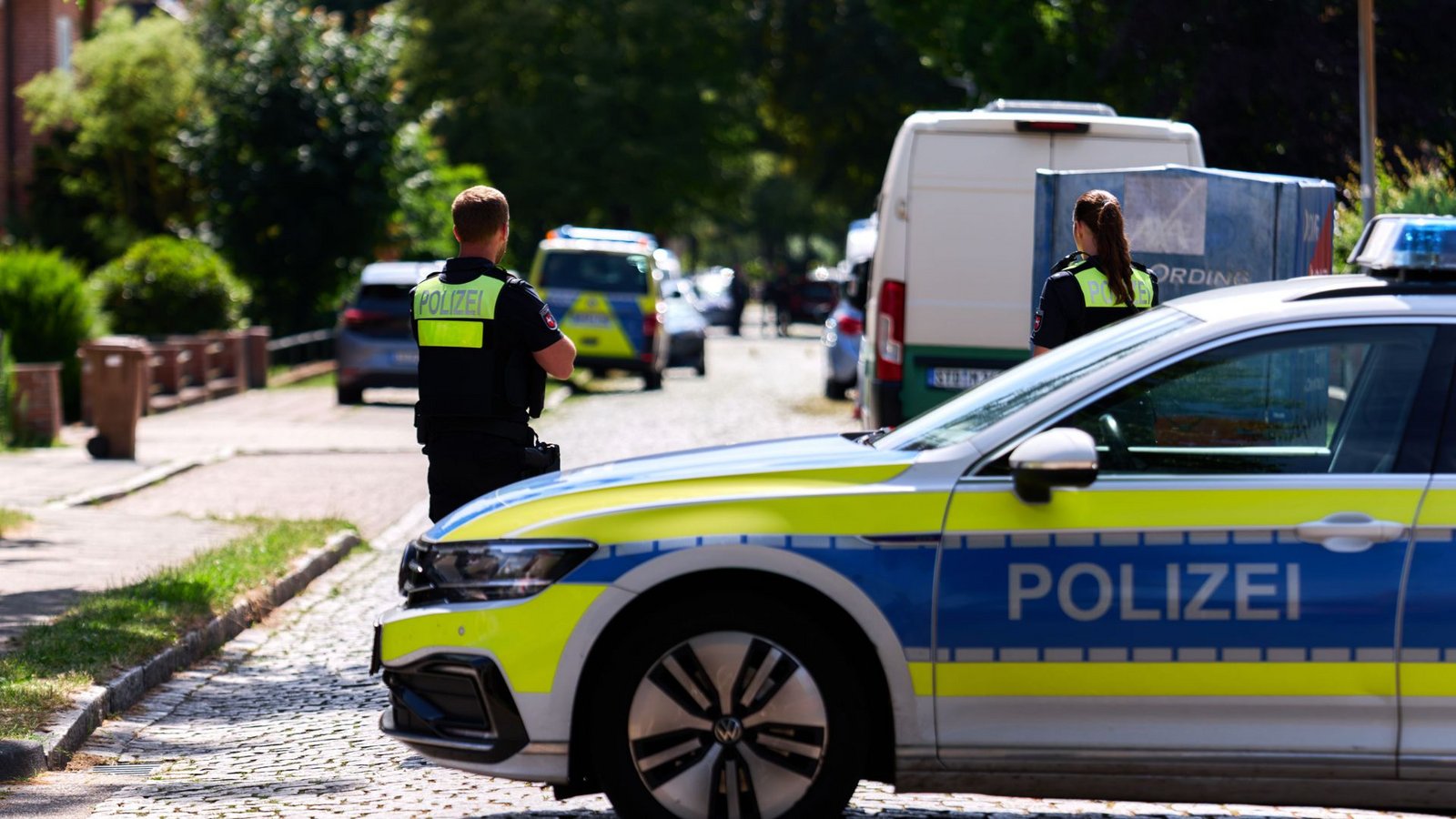 Stade: Einsatzkräfte der Polizei stehen auf einer Straße vor einer Jugendeinrichtung.Foto: Marcus Golejewski/dpa Stade: Einsatzkräfte der Polizei stehen auf einer Straße vor einer Jugendeinrichtung.Foto: Marcus Golejewski/dpa