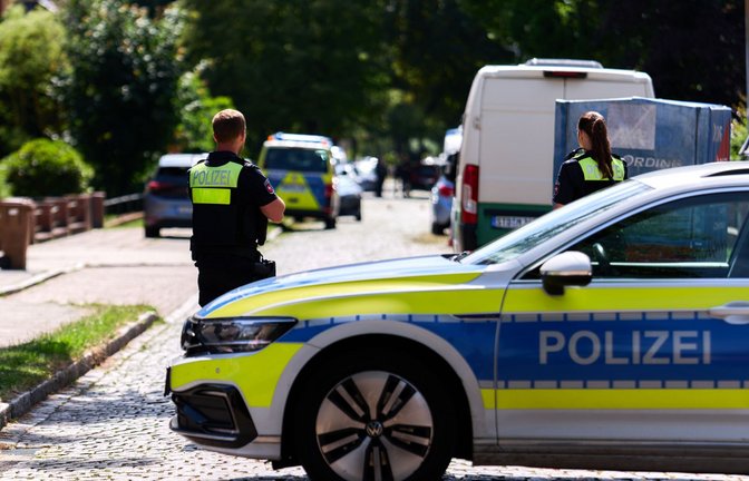 Stade: Einsatzkräfte der Polizei stehen auf einer Straße vor einer Jugendeinrichtung.<span class='image-autor'>Foto: Marcus Golejewski/dpa</span>