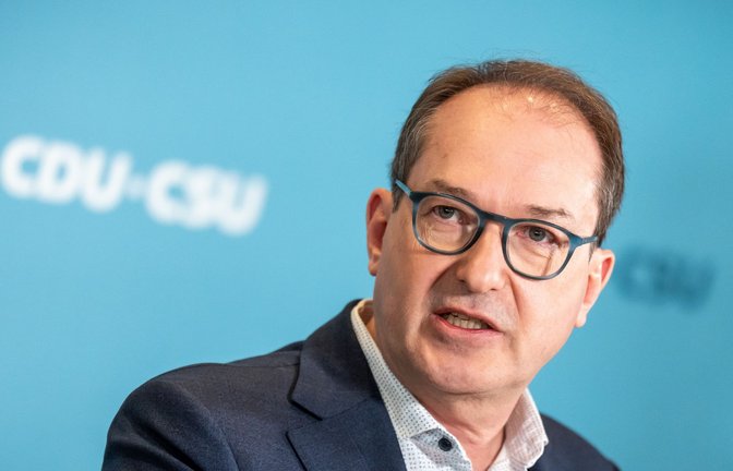 Alexander Dobrindt, der neue Innenminister, erfährt bei seinem Asyl-Vorhaben Unterstützung durch die SPD.<span class='image-autor'>Foto: Michael Kappeler/dpa/Michael Kappeler</span>