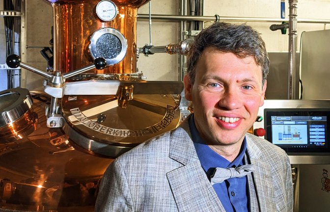 Alles rein in den Schnapskessel: Bäckermeister Hannes Weber<span class='image-autor'>Foto: /Rüdiger Bäßler</span>