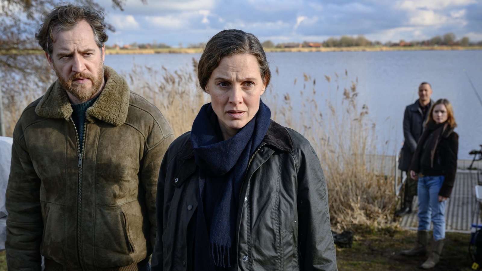 Frank Weller (Tom Radisch) und Ann Kathrin Klaasen (Picco von Groote) ermitteln am Tatort.Foto: Michael Ihle/ZDF/dpa