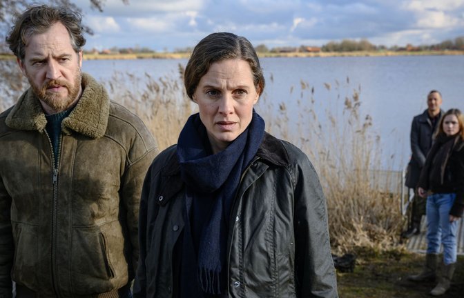 Frank Weller (Tom Radisch) und Ann Kathrin Klaasen (Picco von Groote) ermitteln am Tatort.<span class='image-autor'>Foto: Michael Ihle/ZDF/dpa</span>