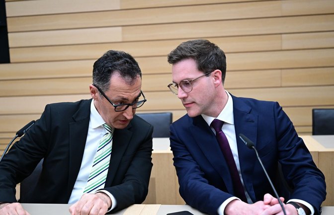 Cem Özdemir (Bündnis 90/Die Grünen, l), Spitzenkandidat Landtagswahl Baden-Württemberg, und Manuel Hagel (CDU), Spitzenkandidat Landtagswahl Baden-Württemberg, sitzen nach der Wahl im Plenarsaal des Landtags. (Archivbild)<span class='image-autor'>Foto: Bernd Weißbrod/dpa/Bernd Weißbrod</span>