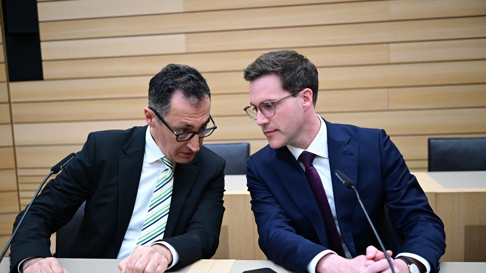 Cem Özdemir (Bündnis 90/Die Grünen, l), Spitzenkandidat Landtagswahl Baden-Württemberg, und Manuel Hagel (CDU), Spitzenkandidat Landtagswahl Baden-Württemberg, sitzen nach der Wahl im Plenarsaal des Landtags. (Archivbild)Foto: Bernd Weißbrod/dpa/Bernd Weißbrod Cem Özdemir (Bündnis 90/Die Grünen, l), Spitzenkandidat Landtagswahl Baden-Württemberg, und Manuel Hagel (CDU), Spitzenkandidat Landtagswahl Baden-Württemberg, sitzen nach der Wahl im Plenarsaal des Landtags. (Archivbild)Foto: Bernd Weißbrod/dpa/Bernd Weißbrod