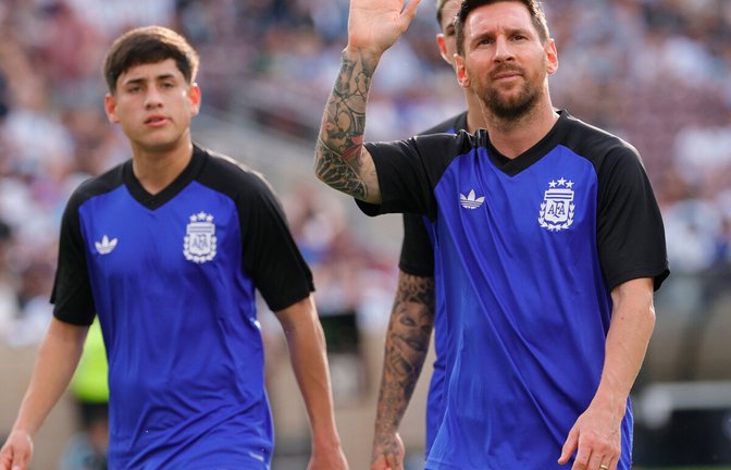 Lionel Messi (re.) steht vor seiner sechsten WM-Teilnahme.<span class='image-autor'>Foto: imago/David Ballering</span>