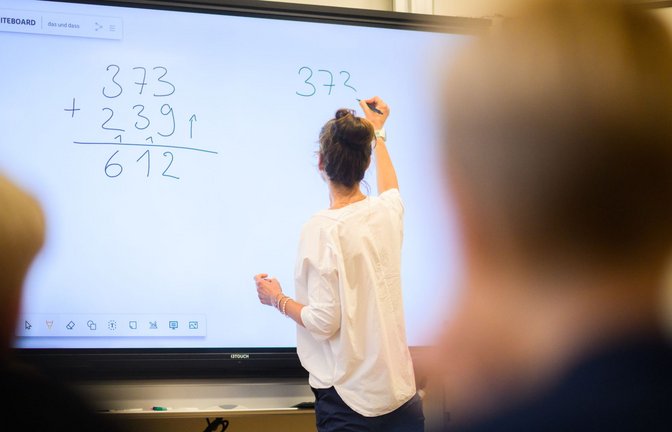 Eine Grundschullehrerin übt mit ihren Schülern Grundkenntnisse in Mathematik.<span class='image-autor'>Foto: Julian Stratenschulte/dpa</span>