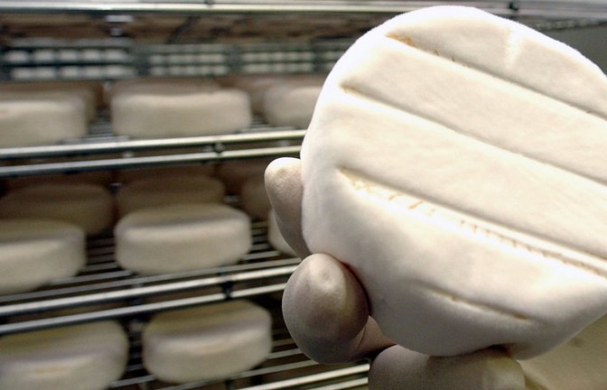 Schimmel als Delikatesse: reifer Camembert<span class='image-autor'>Foto: dpa/Jochen Eckel</span>
